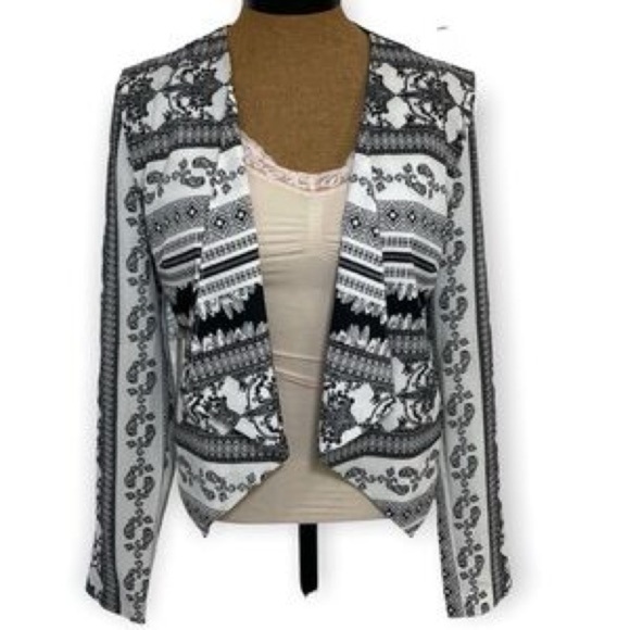 BEBE NWT black and white printed asym jacket sz 6 - Picture 3 of 4